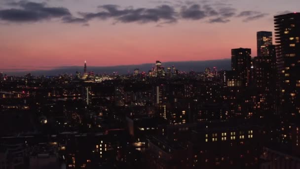 Images d'atterrissage des lumières de la ville contre le ciel du crépuscule. Ville du soir et fenêtres éclairées de divers bâtiments. Londres, Royaume-Uni — Video