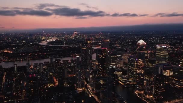 Панорамний вид на велике місто увечері, міфічний пейзаж на сутінках неба. Лети над сучасним міським районом. Лондон, Велика Британія — стокове відео
