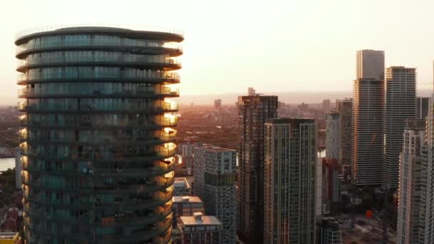 Avante voe ao redor do arranha-céu da Arena Tower ao pôr-do-sol. Revelando vista panorâmica da cidade. Londres, Reino Unido — Vídeo de Stock