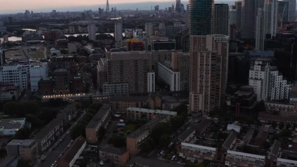 Widok z lotu ptaka na dzielnicę miejską, pochylenie w górę ujawniają wysokie budynki biurowe i mieszkalne oraz panoramę miasta w oddali. Londyn, Wielka Brytania — Wideo stockowe