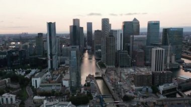 Modern işletme kanarya rıhtımındaki bir grup gökdelene doğru ilerleyin. Güney rıhtımı boyunca ilerici binalar. Yeni kulelerin inşaat sahası. Londra, İngiltere