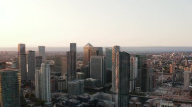 Canary Wharf iş merkezindeki gökdelenlerin hava panoramik görüntüsü. Günbatımından önce modern binalar. Londra, İngiltere