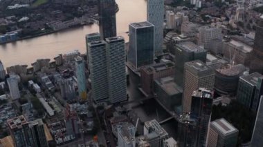 Canary Wharf ofis binalarının yüksek açılı görüntüsü. Eski rıhtımlardaki gökdelenler arasındaki su kanalı. Londra, İngiltere