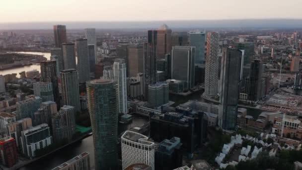 Luchtfoto panoramisch uitzicht op hoge moderne kantoorgebouwen in futuristische Canary Wharf wijk in zonsondergang tijd. Londen, Verenigd Koninkrijk — Stockvideo
