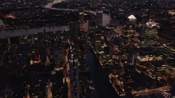 Adelante volar por encima de la ciudad de la noche, moderno distrito urbano de negocios con rascacielos. Inclinado hacia arriba revelan de paisaje urbano al atardecer. Londres, Reino Unido — Vídeos de Stock