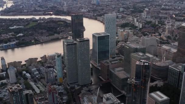 泰晤士河畔的现代摩天大楼群的空中景观。城市景观的倾斜揭示.London, UK — 图库视频影像