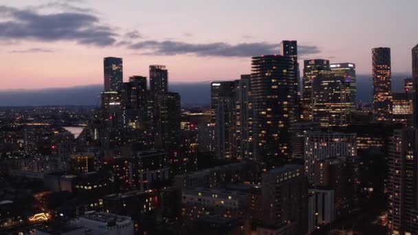 Avonddia en paneelbeelden van hoge kantoorgebouwen in de binnenstad in blauw uur. Parallax-effect. Londen, Verenigd Koninkrijk — Stockvideo