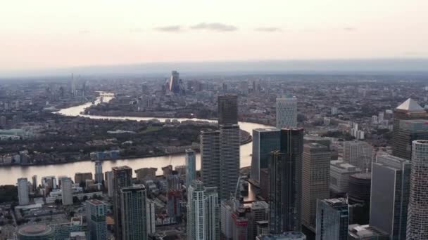 Modern iş dünyasının kaygan ifşası. Canary Wharf finans merkezindeki yüksek fütüristik ofis binalarının havadan görünüşü şehrin üzerinde yükseliyor. Londra, İngiltere — Stok video
