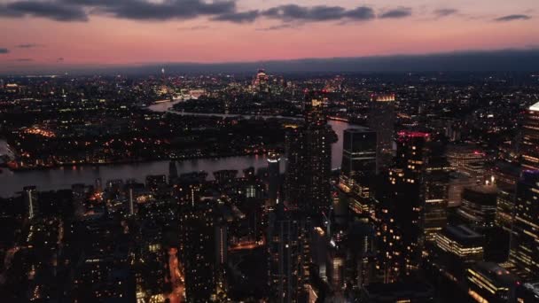 En avant survolez la ville nocturne. Des rues et des bâtiments éclairés. Paysage urbain contre ciel coloré après le coucher du soleil. Londres, Royaume-Uni — Video
