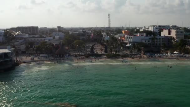 Paesaggio aereo di Playa del Carmen sulla Riviera Maya con il portale Maya al centro — Video Stock