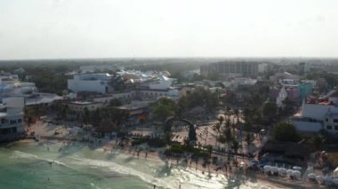 Parque Los Fundadores, Playa del Carmen, Meksika 'daki Portal Maya heykeli. Hava görüntüsü, yörünge görüntüsü