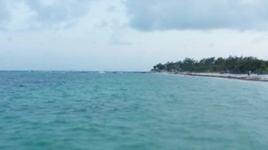 Karayip Denizi kıyısındaki Playa del Carmen, Meksika 'da demirlemiş ahşap botlara yaklaşan insansız hava aracı.