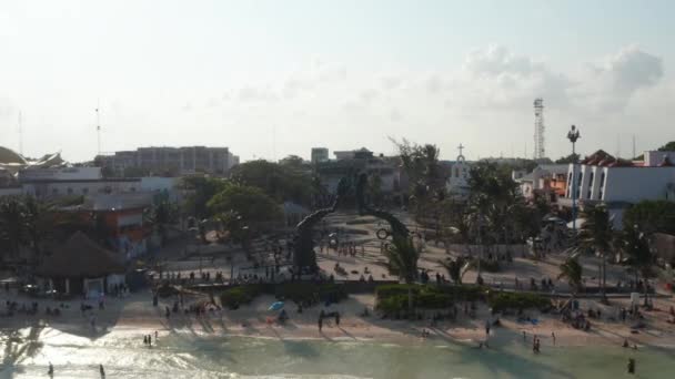 드론은 플라야델 카르멘 (Playa del Carmen) 에 있는 포탈 마야 조각상을 향해 날아간다. 공중에 매달려서 — 비디오