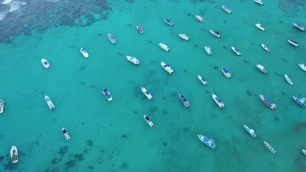 Ylhäältä alas näkymä veneet kiinnitettynä turkoosi vesi — kuvapankkivideo