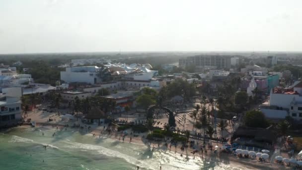 Socha portálu Maya v Parque Los Fundadores v Playa del Carmen v Mexiku. Letecký pohled, orbitální snímek — Stock video