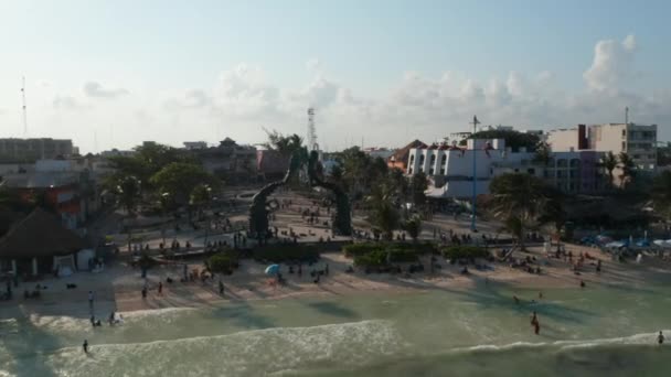 Sobrevoando Playa del Carmen. Drone voando ao lado da escultura Portal Maya e revelando o resort de férias mexicano — Vídeo de Stock