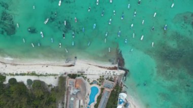 Meksika Playa del Carmen 'deki Karayip Denizi kıyısında demirli teknelerle tepeden aşağı hava manzarası.