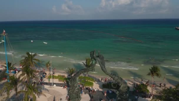 Drone voando ao redor do Portal Maya escultura e revelando a praia de areia na costa do Mar do Caribe — Vídeo de Stock
