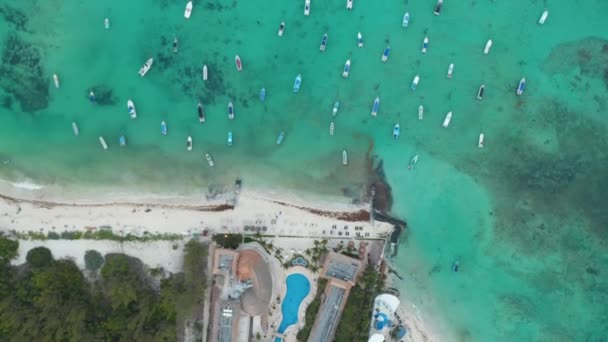 Meksika Playa del Carmen 'deki Karayip Denizi kıyısında demirli teknelerle tepeden aşağı hava manzarası. — Stok video