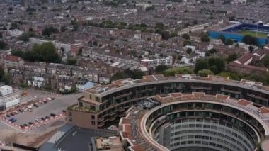 Ters çevrilmiş halka televizyon merkezi binası ve şehir merkezindeki aile evleri üzerine tartışmalar ortaya çıktı. Londra, İngiltere