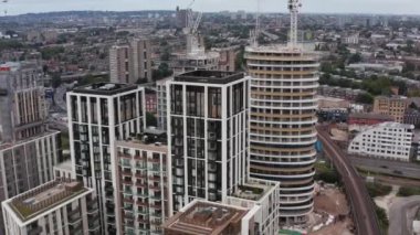 Modern konut kompleksindeki apartmanların kayma ve pan görüntüleri. Arka planda kentsel çevrede gelişme. Londra, İngiltere
