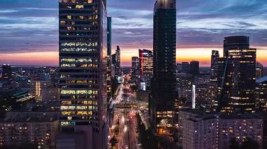 Şehir merkezindeki bulvarın üzerinden uç. Modern gökdelenler arasında gün batımına karşı uzanan düz çok şeritli ana yolun inanılmaz hızlanması. Varşova, Polonya