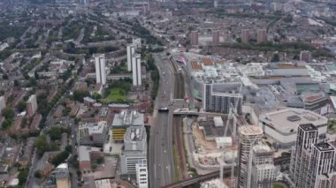 Yüksek konut binaları ve büyük alışveriş merkezleri olan modern kompleksin yüksek açılı görüntüsü. Ortaya çıkan şehir manzarasını yukarı kaldır. Londra, İngiltere