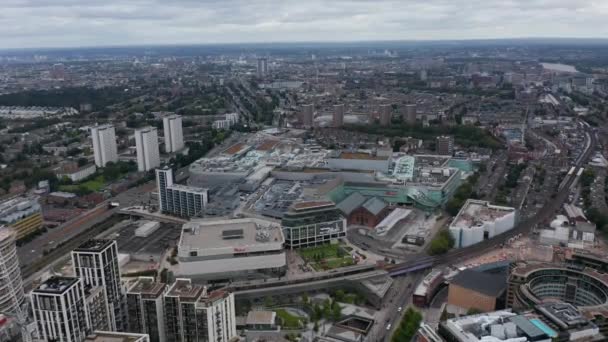 Αεροφωτογραφία με πανοραμική θέα στο αστικό τοπίο. Ανάπτυξη αστικών συνοικιών. Μεγάλο εμπορικό κέντρο Westfield σε πρώτο πλάνο. Λονδίνο, Ηνωμένο Βασίλειο — Αρχείο Βίντεο