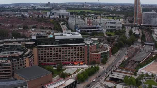 Widok z lotu ptaka na nowoczesny budynek Telewizji. Pociągi stojące na dworcu kolejowym White City. Londyn, Wielka Brytania — Wideo stockowe