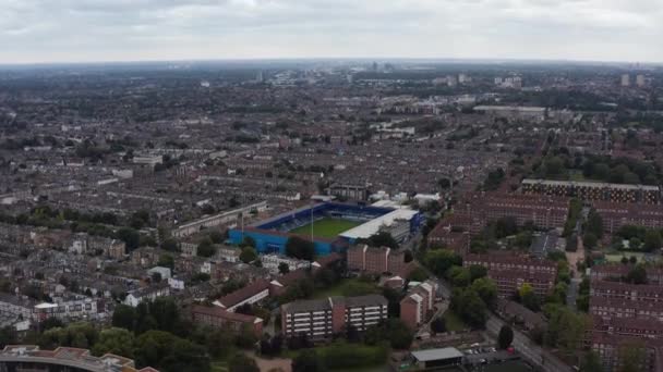 Widok z lotu ptaka na dzielnicę miejską. Queens Park Rangers stadion piłkarski pomiędzy domami rodzinnymi i szeregowymi. Londyn, Wielka Brytania — Wideo stockowe