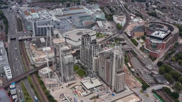 Budowa nowego kompleksu mieszkalnego. Projekt deweloperski wysokich budynków mieszkalnych w pobliżu ogromnego centrum handlowego i infrastruktury transportowej. Londyn, Wielka Brytania — Wideo stockowe