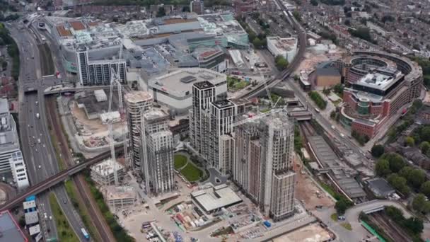 Edificio nuevo complejo residencial. Proyecto de desarrollo de edificios residenciales altos cerca de un enorme centro comercial y la infraestructura de transporte. Londres, Reino Unido — Vídeos de Stock