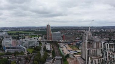 Geriye dönük olarak modern konut kompleksinin ortaya çıkarılması. Geliştirme projesinin inşaat alanı. Arka planda yoğun bir otoyol var. Londra, İngiltere
