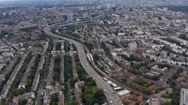 Széles panoráma nyílik a lakóövezetre, forgalmas autópálya és felhajtható felfedi a belváros látképét. London, Egyesült Királyság — Stock videók