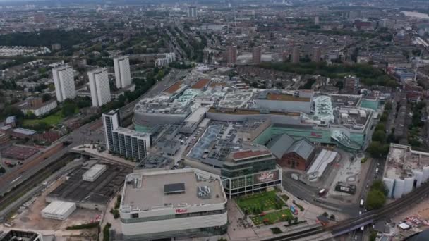 Modern épületek csoportja. Légi felvétel a bevásárló- és szórakoztató központról. Széles panorámafotó. London, Egyesült Királyság — Stock videók