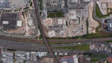 Havadan kuşların gözü yukarıdan aşağıya doğru panning view geliştirme projesinin inşaat sahasında. Yoğun yol ve raylar oradan geçiyor. Londra, İngiltere
