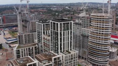 Belvedere Row Apartmanı 'nın yörüngesinde çekim yapıldı. Kule vinçleri olan yeni bir inşaat alanı. Londra, İngiltere