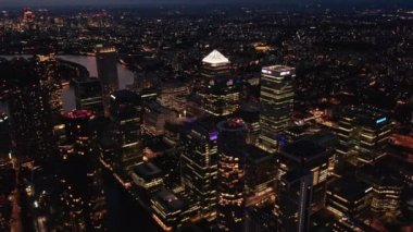 Canary Wharf iş merkezindeki modern ofis binalarının hava kaydırak ve eğim görüntüleri. Geceleri gökdelenleri aydınlatırdı. Londra, İngiltere