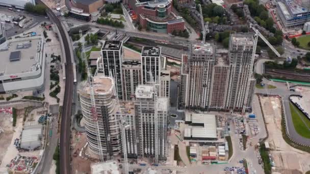 Imagens de alto ângulo da moderna propriedade imobiliária em construção. Edifícios de apartamentos altos ao lado da estação ferroviária da cidade branca. Londres, Reino Unido — Vídeo de Stock