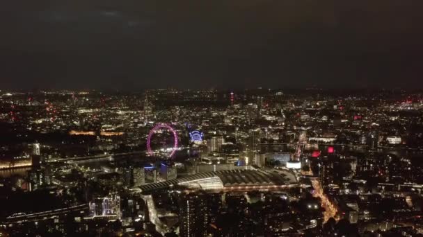 Flygfoto panoramautsikt över staden på natten. Waterloo tågstation och London Eye turistattraktion. London, Förenade kungariket — Stockvideo