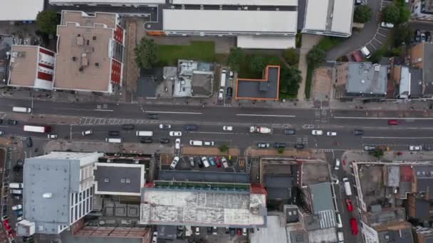 Oiseaux aériens yeux en haut vers le bas vue descendante des véhicules conduisant dans la rue en ville. Les voitures sortent du parking. Londres, Royaume-Uni — Video