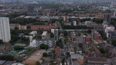 Demiryolu hattıyla şehir merkezinin üzerinden uçuyor. Yolcu treni görüntülerin içinden geçiyor. Londra, İngiltere