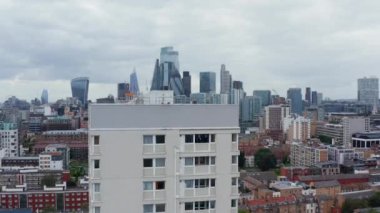 İleri, yüksek binanın üzerinden uçar. Şehir merkezindeki ikonik gökdelenlerin panoramik görüntüsü. Londra, İngiltere