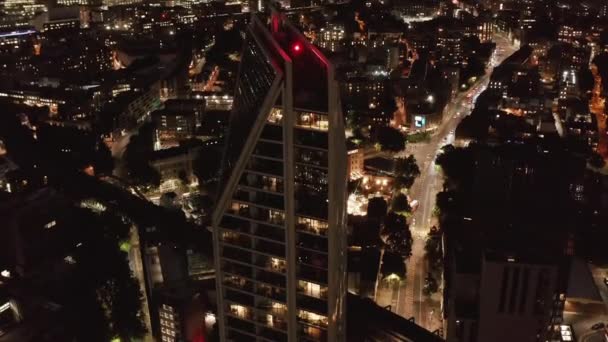 Vista de alto ângulo de design moderno edifício residencial alto e bairro urbano em segundo plano. Londres, Reino Unido — Vídeo de Stock
