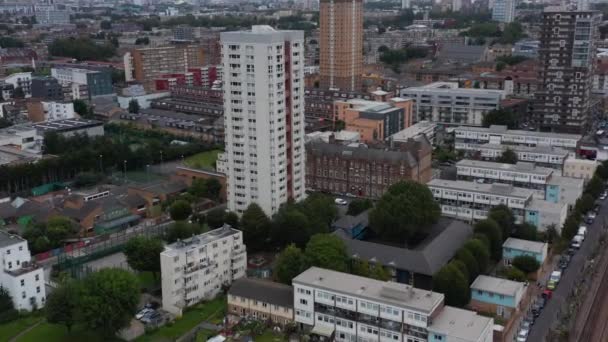 Forwards fly above large urban neighbourhood. Tilt up reveal panoramic view of residentials. London, UK — Stock Video