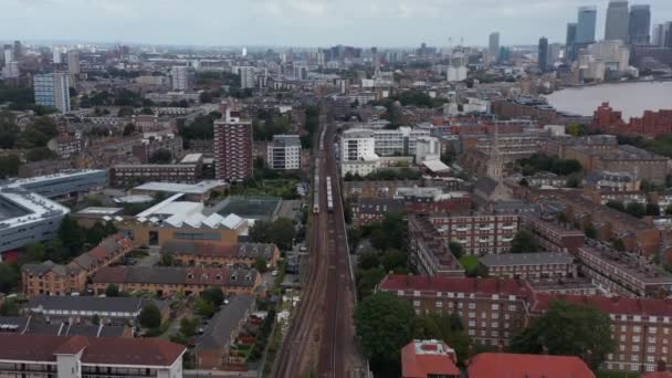 Der starke Verkehr auf der Bahnstrecke führt zur Stadtentwicklung. Vorwärts verfolgen zwei Züge, die an einem anderen vorbeifahren. London, Großbritannien — Stockvideo
