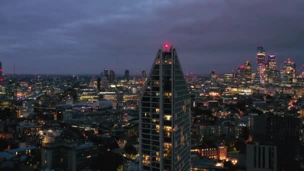 Gambar Dolly dari lantai atas bangunan perumahan modern di Elephant dan borough Castle melawan panorama kota malam. London, Inggris — Stok Video