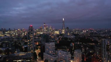 Şehir merkezinde gökdelenleri olan panoramik şehir manzarası. Yüksek binaların tepesinin tersten görünümü. Londra, İngiltere