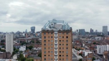 Kule binasının üzerinden uçarak şehir merkezindeki ufuk çizgisini göstermiş. İş bölgesinde modern tasarım fütüristik gökdelenler. Londra, İngiltere