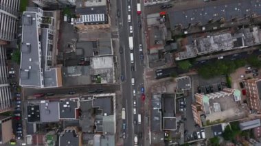 Gökyüzü kuşları tepeden aşağı, şehir caddesinde trafik sıkışıklığında duran uzun araba kuyruğunun görüntüsünü izliyorlar. Londra, İngiltere